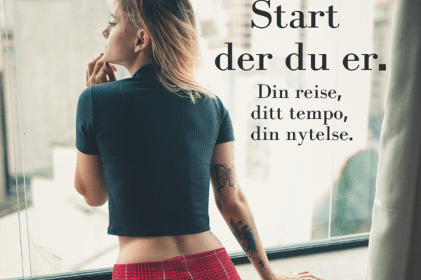 Hvordan velge ditt første sexleketøy – en oversikt for nybegynnere Kvinne ser ut over byen fra et vindu, kledd i rødt og sort – et stille øyeblikk av refleksjon og selvutforsking.