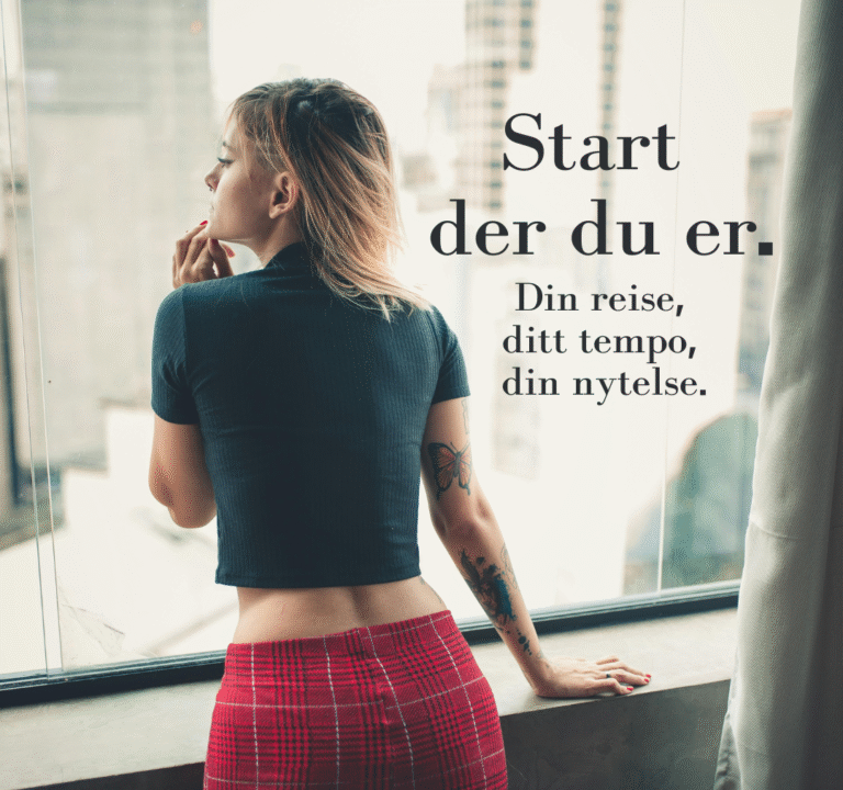 Kvinne ser ut over byen fra et vindu, kledd i rødt og sort – et stille øyeblikk av refleksjon og selvutforsking.