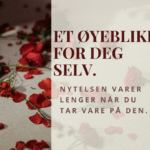 Røde roseblader strødd utover et lyst sengetøy, med tekst om egenomsorg og nytelse – symbol på intimitet, sensualitet og det å ta vare på seg selv