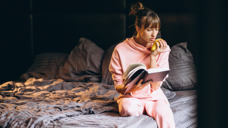kvinne som sitter på sengen og leser og reflekterer over egne tanker og seksualitet