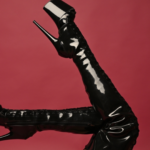 høye svarte latex boots med hæler som representerer en vanlig fetisj knyttet til klær og materialer