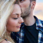 par som viser nærhet og spenning i forholdet gjennom rolig og intim kontakt