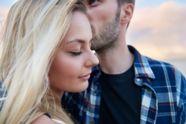 par som viser nærhet og spenning i forholdet gjennom rolig og intim kontakt