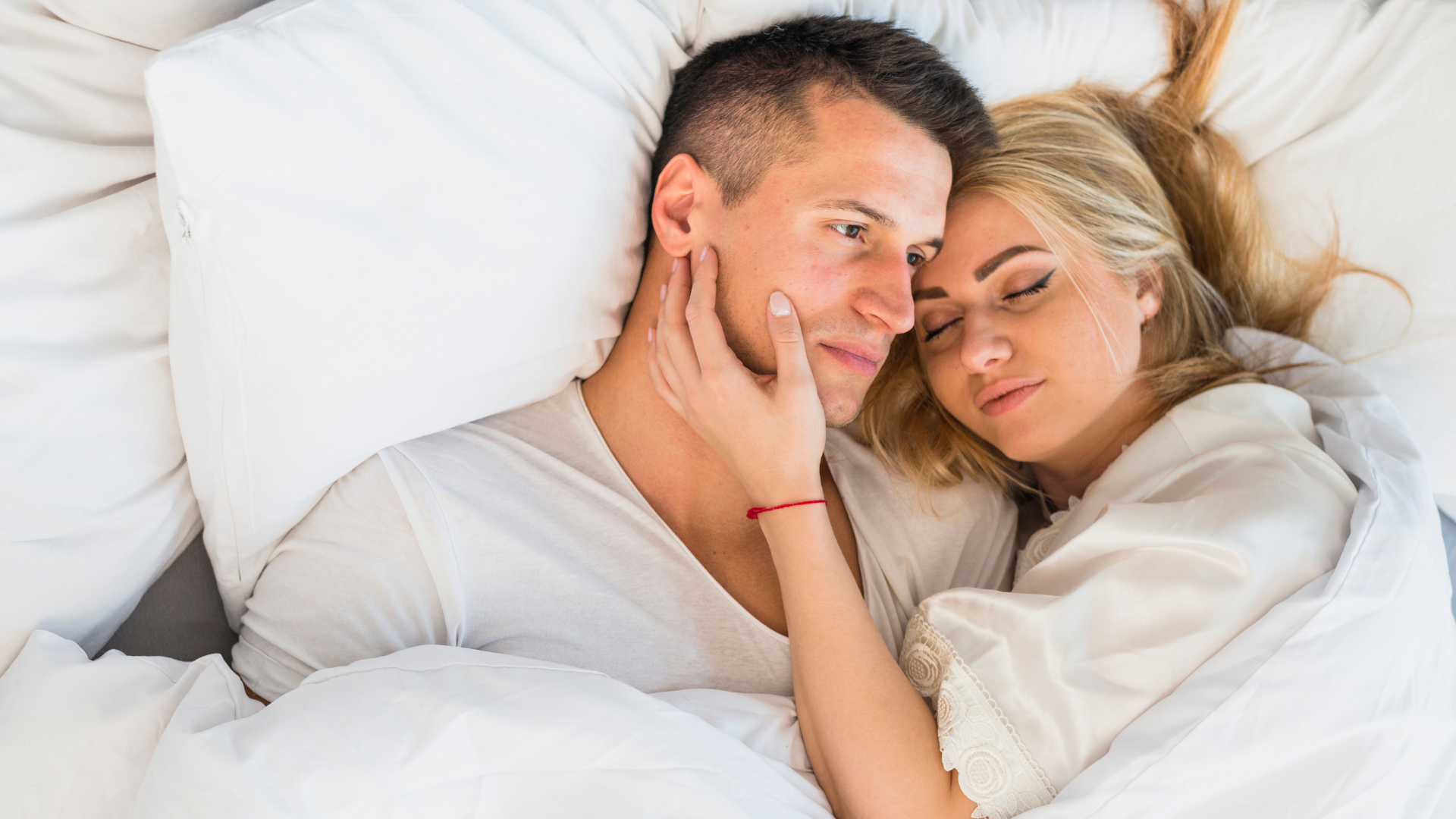 par som ligger tett sammen i sengen og viser nærhet og tillit i forhold