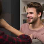 par som sitter sammen og snakker åpent og viser tillit og nærhet i et forhold