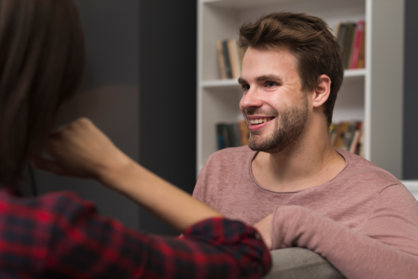 par som sitter sammen og snakker åpent og viser tillit og nærhet i et forhold