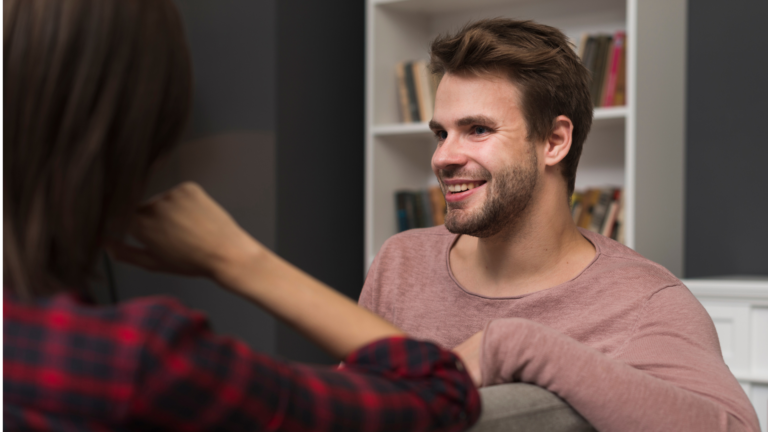 par som sitter sammen og snakker åpent og viser tillit og nærhet i et forhold