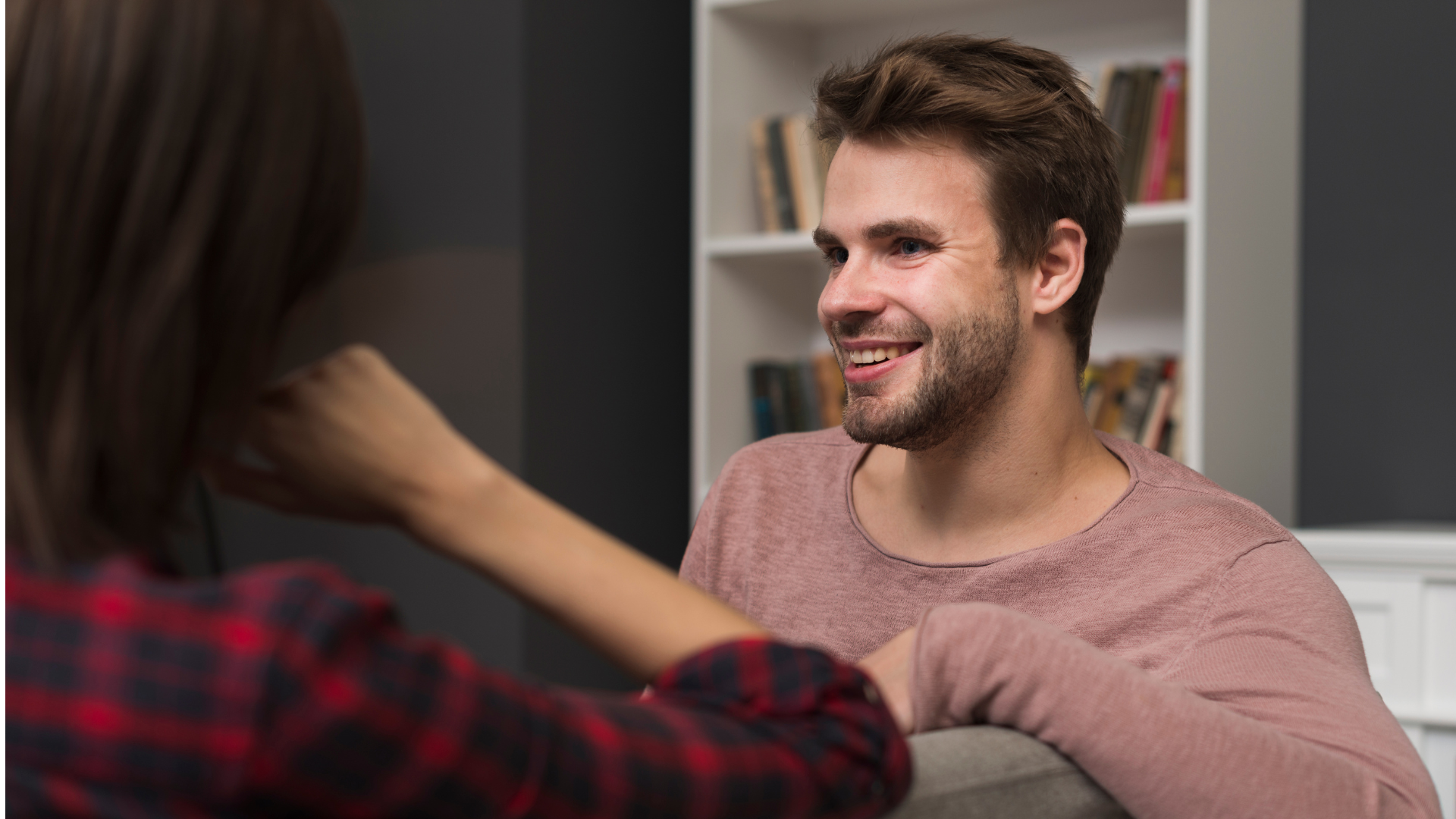 par som sitter sammen og snakker åpent og viser tillit og nærhet i et forhold