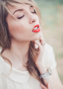 kvinne med lukkede øyne som kjenner på ro og egen lyst i et stille øyeblikk