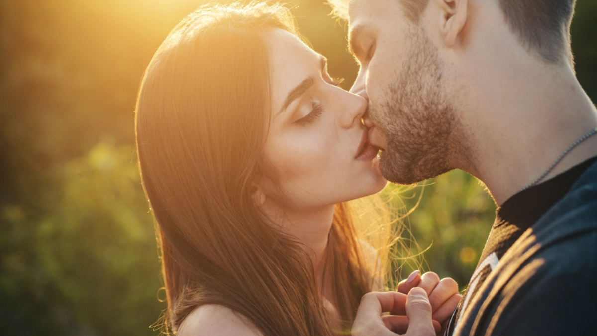 par som kysser og bygger spenning og forventning i forholdet