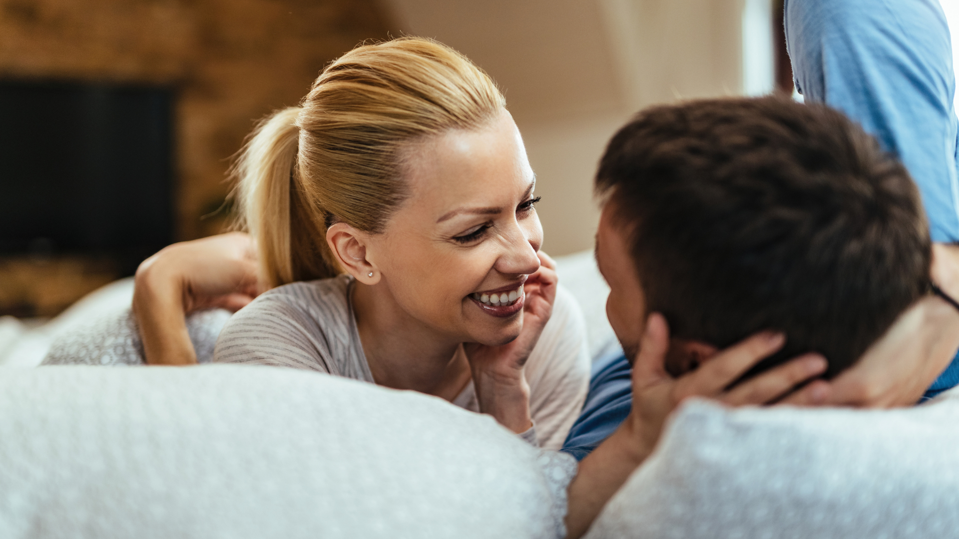 Par snakker fortrolig sammen om sex