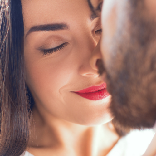 Kvinne og mann viser nysgjerrighet for hverandre