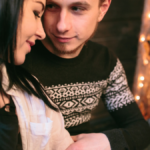 par som nyter en rolig og spennende kveld sammen med nærhet og god stemning