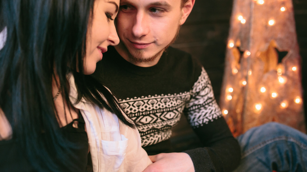 par som nyter en rolig og spennende kveld sammen med nærhet og god stemning